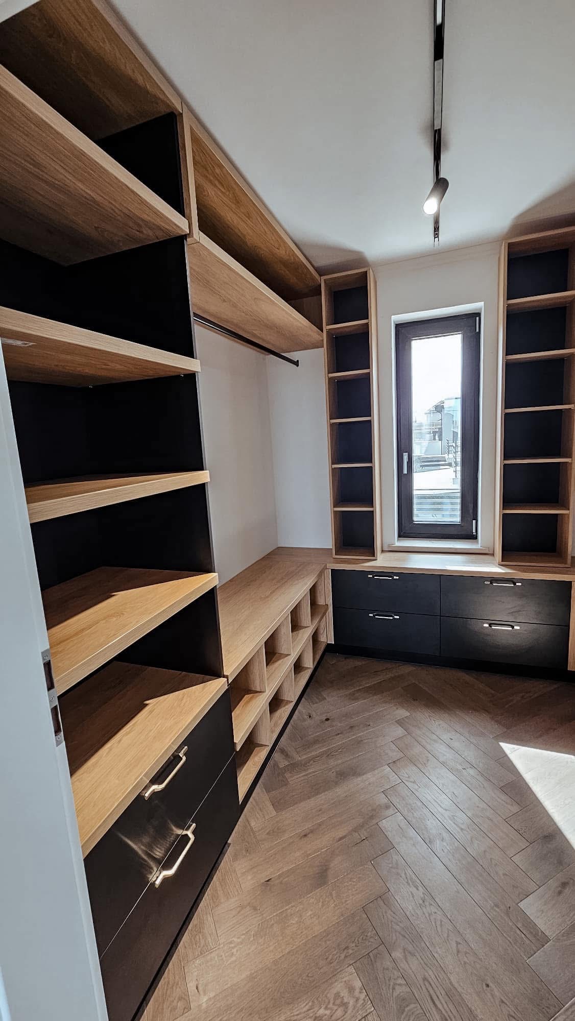 Black & Oak Walk-in